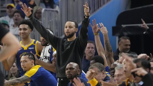 Stephen Curry cheers from sidelines 