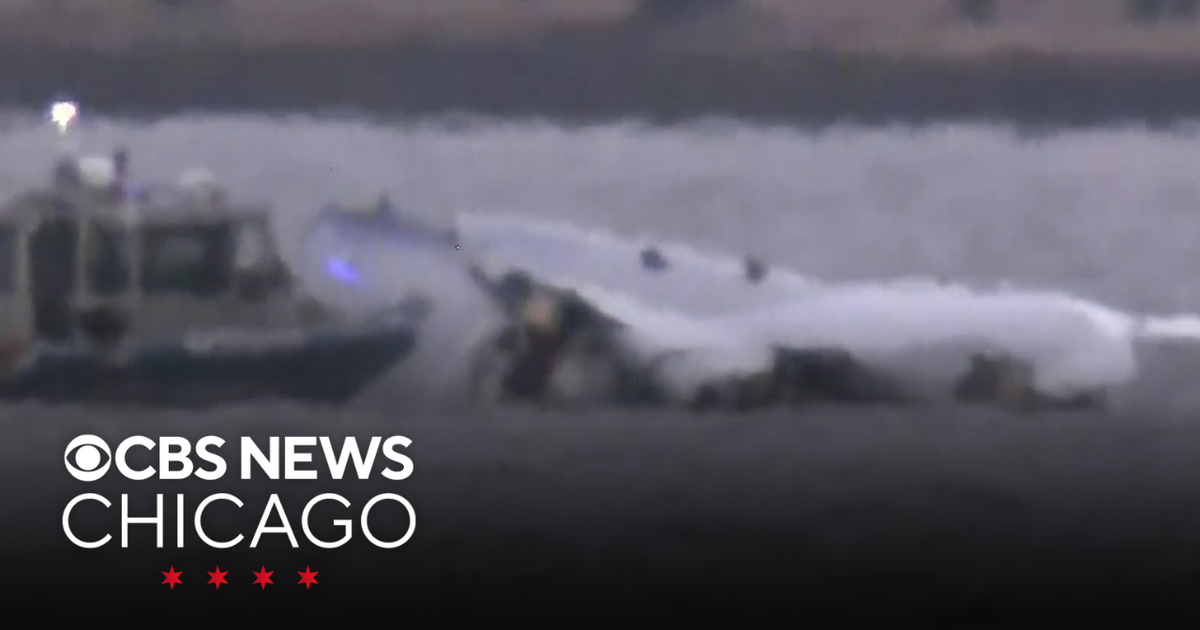 Recovery efforts continue after deadly plane crash in D.C. - CBS Chicago