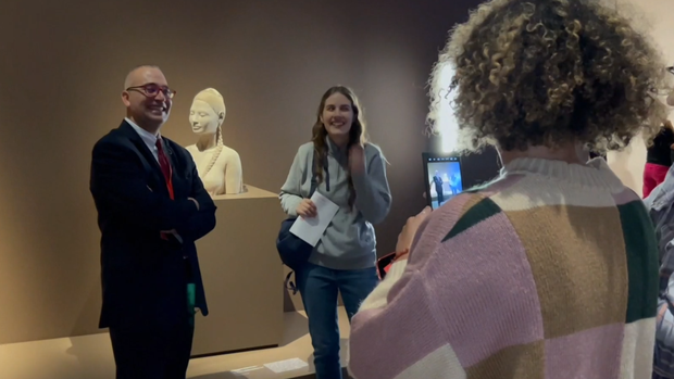 Ele trabalha como segurança no Met. Agora sua obra de arte também aparece lá