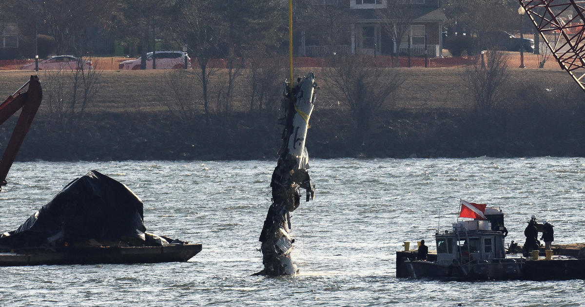 More wreckage from D.C. plane crash recovered from Potomac River