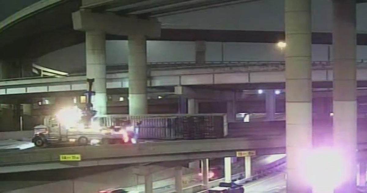 18-wheeler tips over, causing traffic backups in Dallas 18-wheeler tips over, causing traffic backups in Dallas