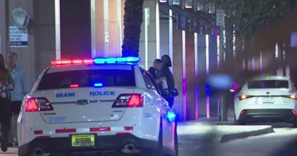 Man stabbed near Bayfront Park, 2 in custody - CBS Miami