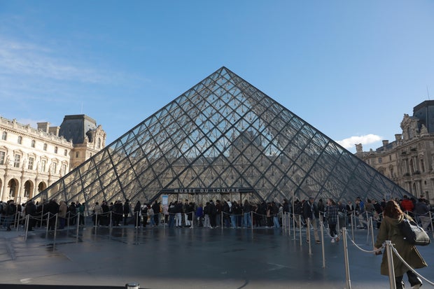 Louvre luta com problemas de restauração e superurismo