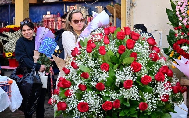 US-ECONOMY-FLOWERS-VALENTINES