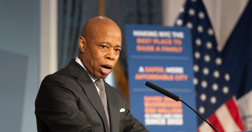 Adalet Bakanlığı savcılara New York Belediye Başkanı Eric Adams'a karşı dava açmalarını söylüyor