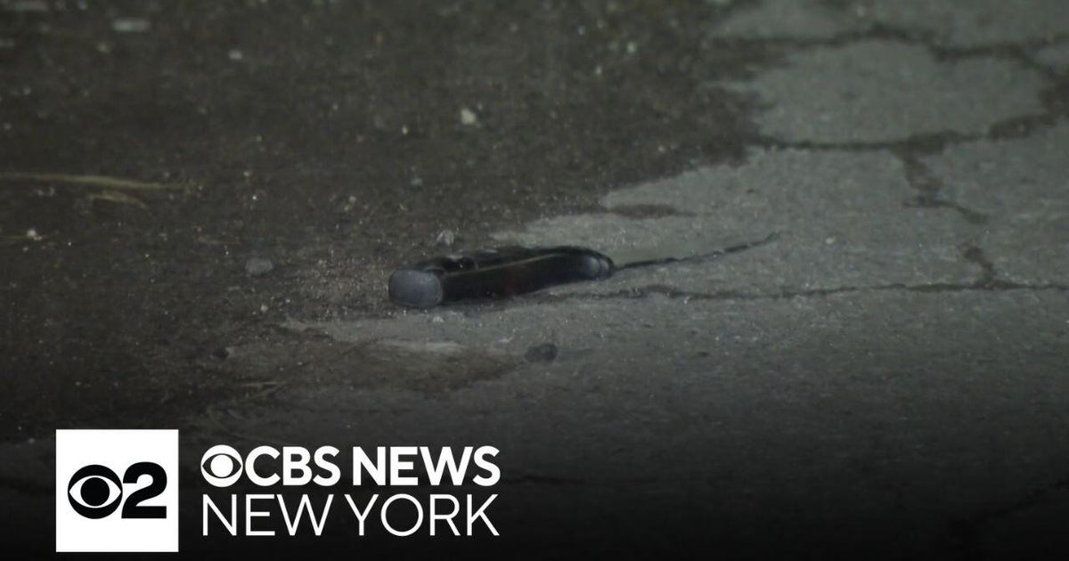 Teenager killed in Queens stabbing - CBS New York