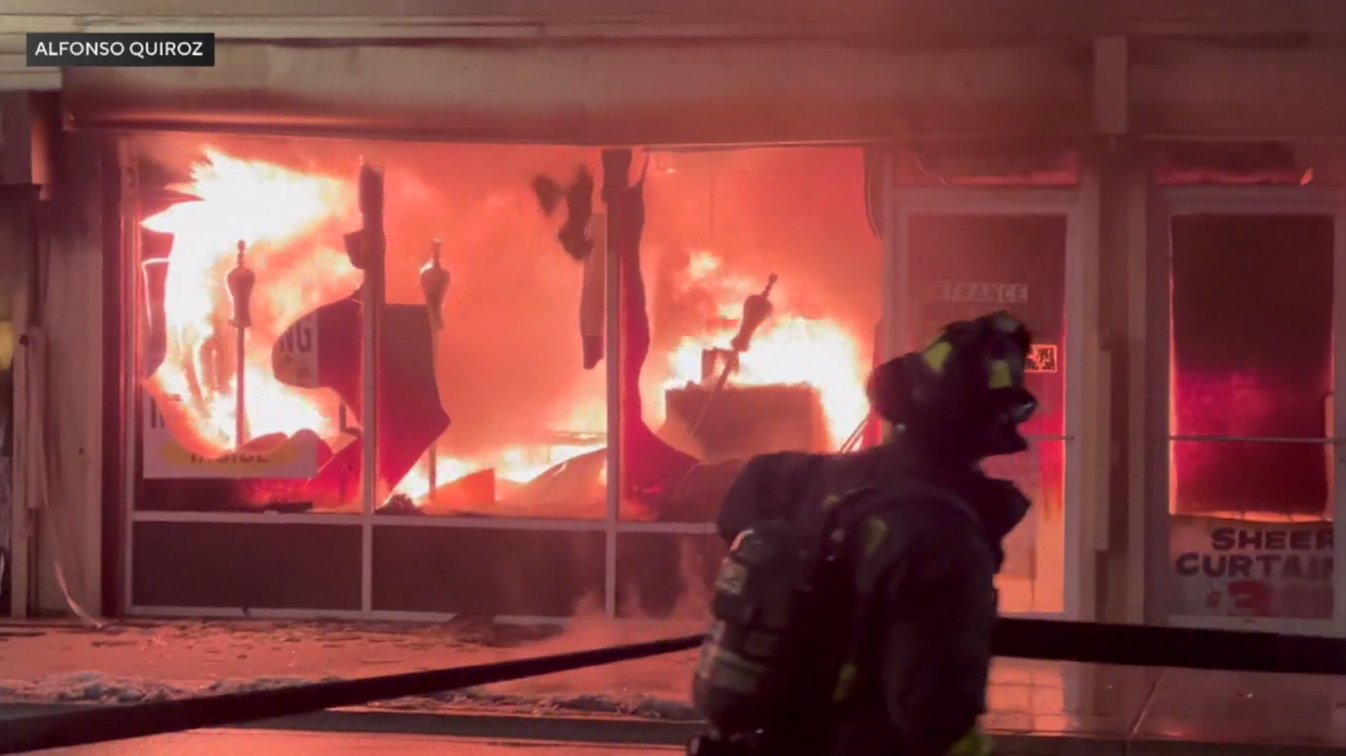 roseland-furniture-store-fire.png 