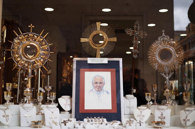 Une image du pape François est affichée dans un magasin à Rome le 26 février 2025, alors qu'il poursuit son hospitalisation. 