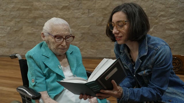 Rosa Roisinblit with her granddaughter, Mariana Eva Perez