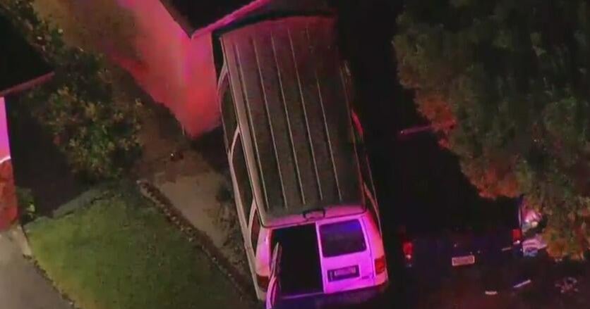 Van crashes into Northwest Miami-Dade home, 6 people hurt Van crashes into Northwest Miami-Dade home, 6 people hurt