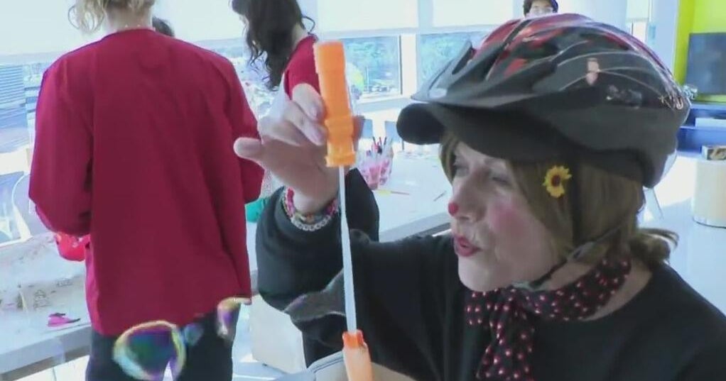 Respiratory therapist takes clown course to coax a smile onto faces at Joe DiMaggio Children’s Hospi Respiratory therapist takes clown course to coax a smile onto faces at Joe DiMaggio Children’s Hospi