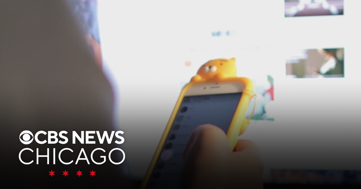 Gov. Pritzker details proposal to ban cellphones in Illinois schools ...