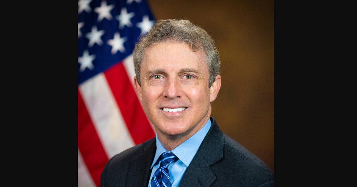 Federal bilgi uçurma ofisi başkanı, ateşlemesine meydan okuyarak yasal savaşı bırakır