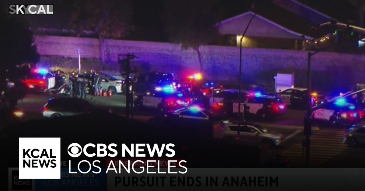 Murder suspect arrested after pursuit in Orange County - CBS Los Angeles