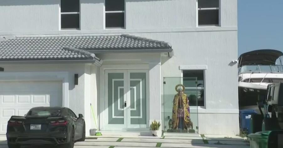 Family held at gunpoint during home invastion robbery in SW Miami-Dade