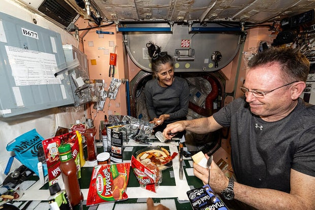 800-crew9-pizza.jpg
