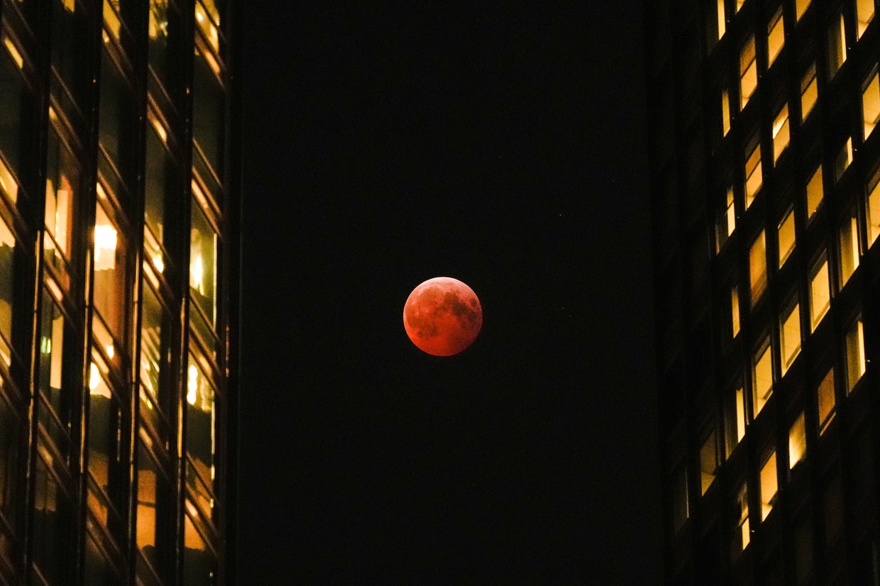 See pictures of last night's total lunar eclipse and 