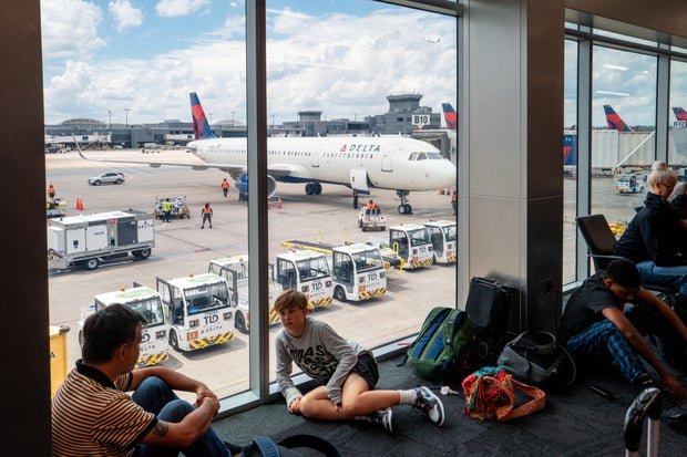 Los problemas de Delta continúan con más cancelaciones y caos después de la interrupción de crowdstrike