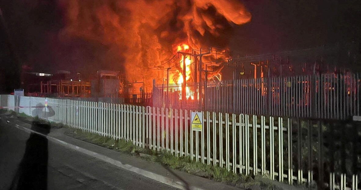 Londra'nın Heathrow Havaalanı Cuma günü kapandı, çünkü yakındaki yangın “önemli elektrik kesintisi”