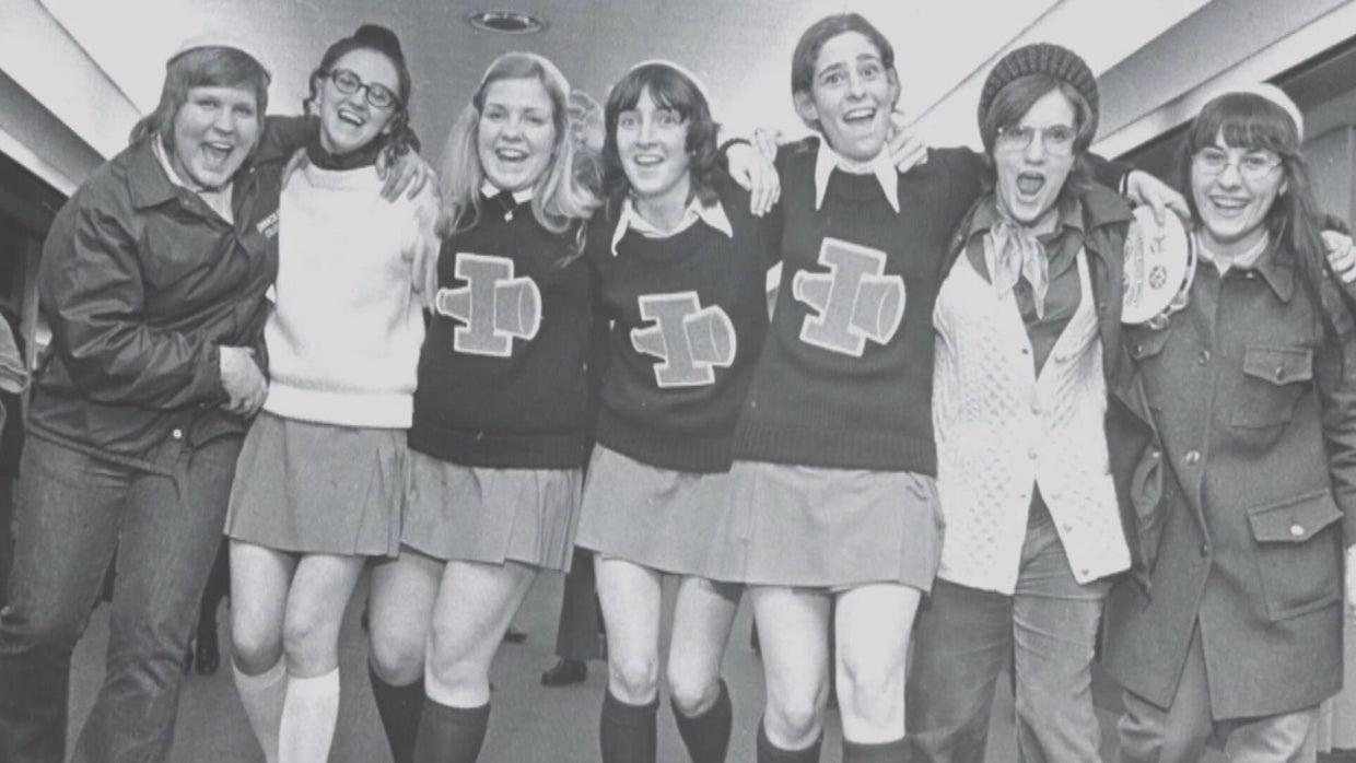 Women pose for a photo in the 1970s, black and white 