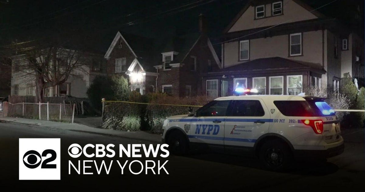 Far Rockaway shooting leaves 15-year-old critically injured - CBS New York