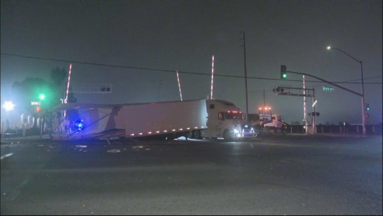tractor-trailer-v-train-crash.jpg 
