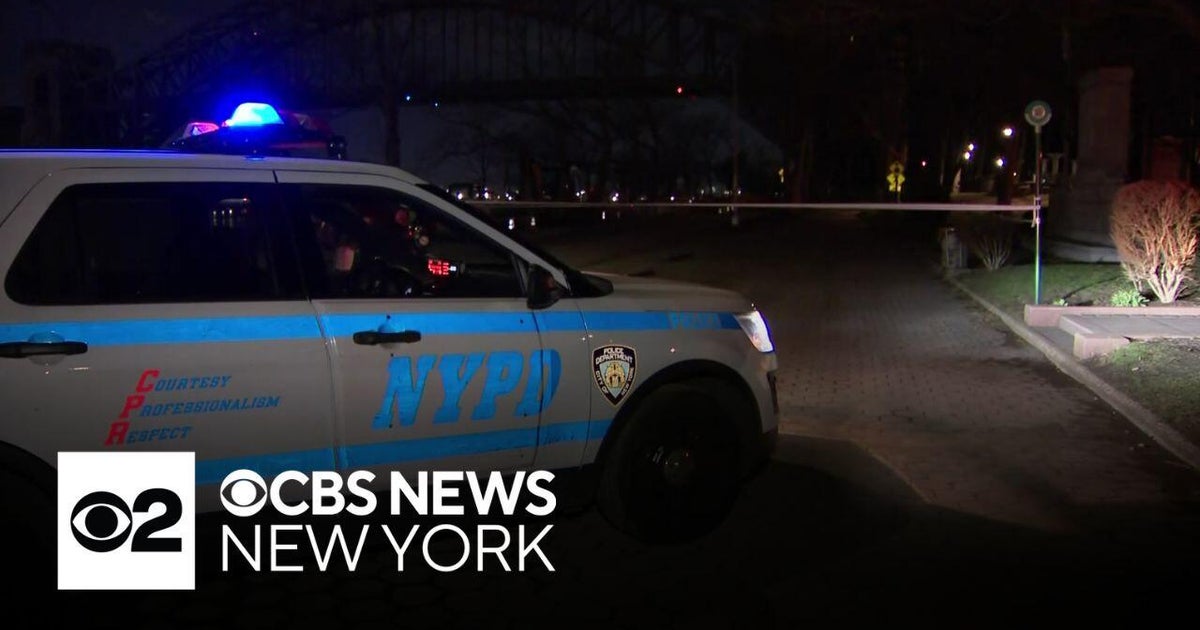 2 slashed inside Astoria Park in Queens - CBS New York