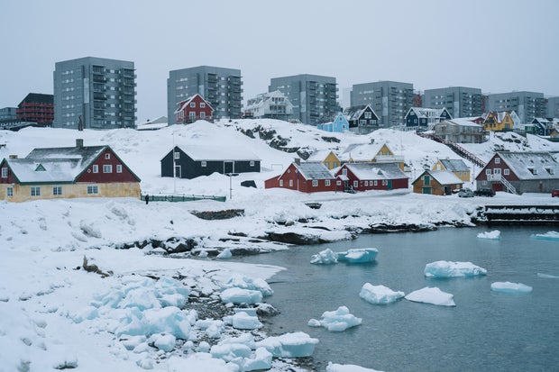 Apartman ve evler Nuuk, Grönland'da resmedilmiştir.