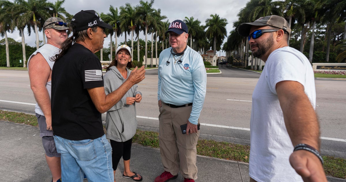 A weekend ritual for Trump’s Florida die-hards to get a brief glimpse of their political hero A weekend ritual for Trump’s Florida die-hards to get a brief glimpse of their political hero