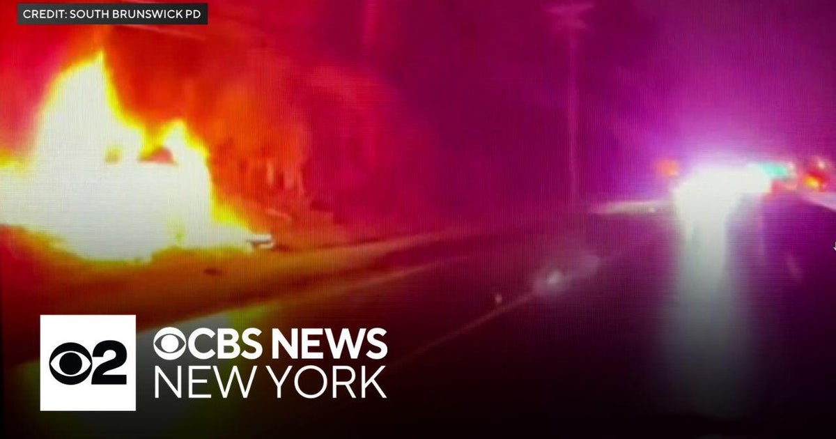 Video shows officer, good Samaritan rescuing driver from crash in New ...