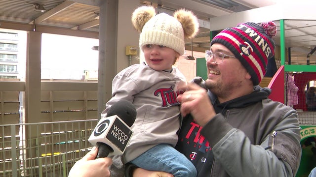 10p-ll-pkg-twins-opener-wcco7h0l-00-00-3421.jpg 