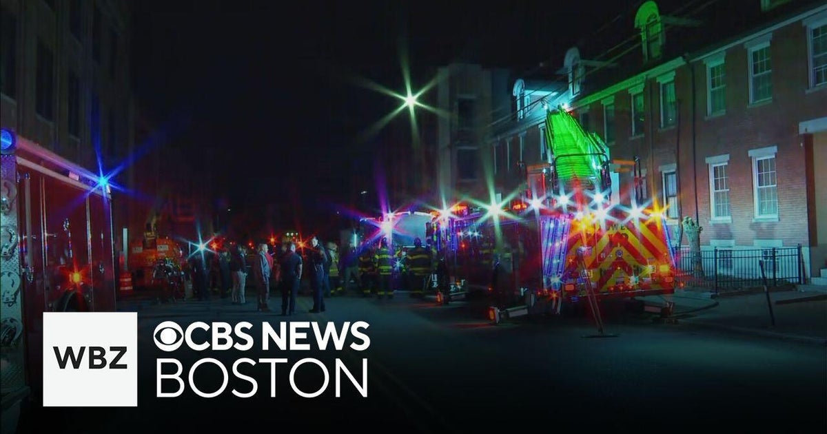 1 person killed in Lowell apartment fire - CBS Boston