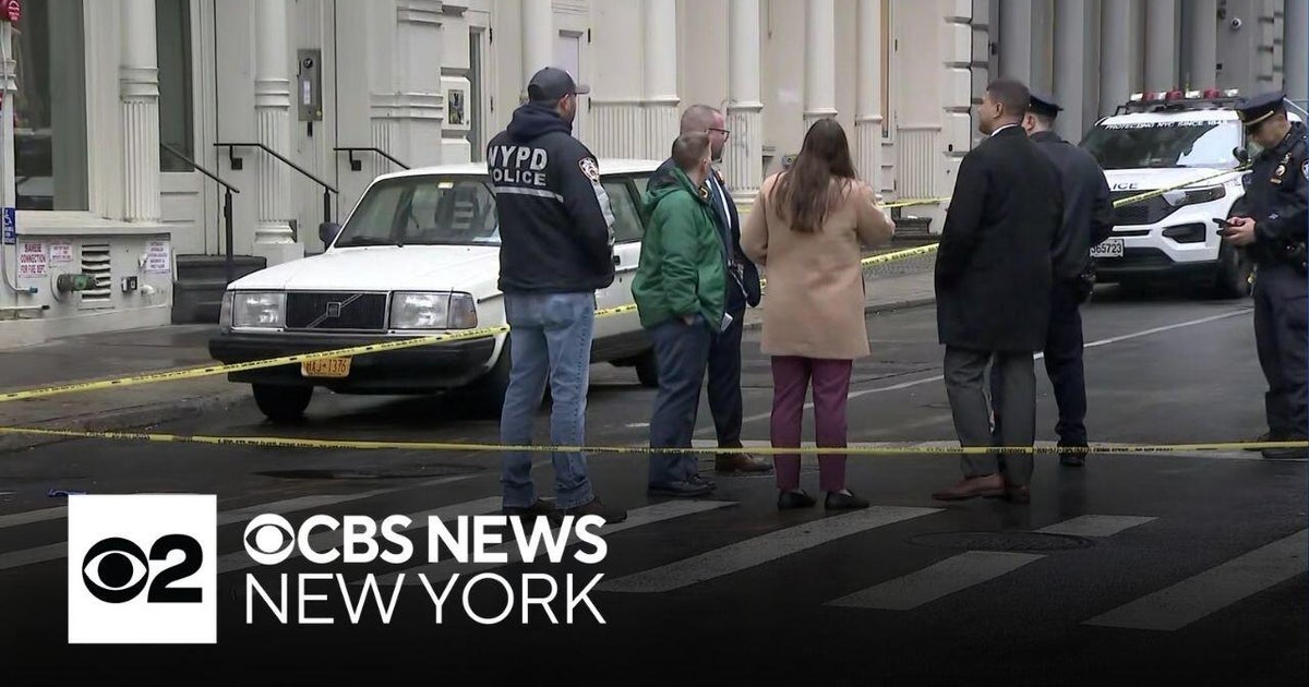 Woman in SoHo stabbed in apparent robbery - CBS New York