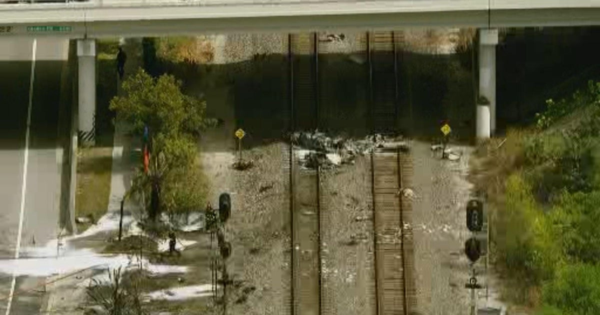 Small plane crashes in Boca Raton onto Tri-Rail tracks near I-95, shutting down traffic, police say Small plane crashes in Boca Raton onto Tri-Rail tracks near I-95, shutting down traffic, police say