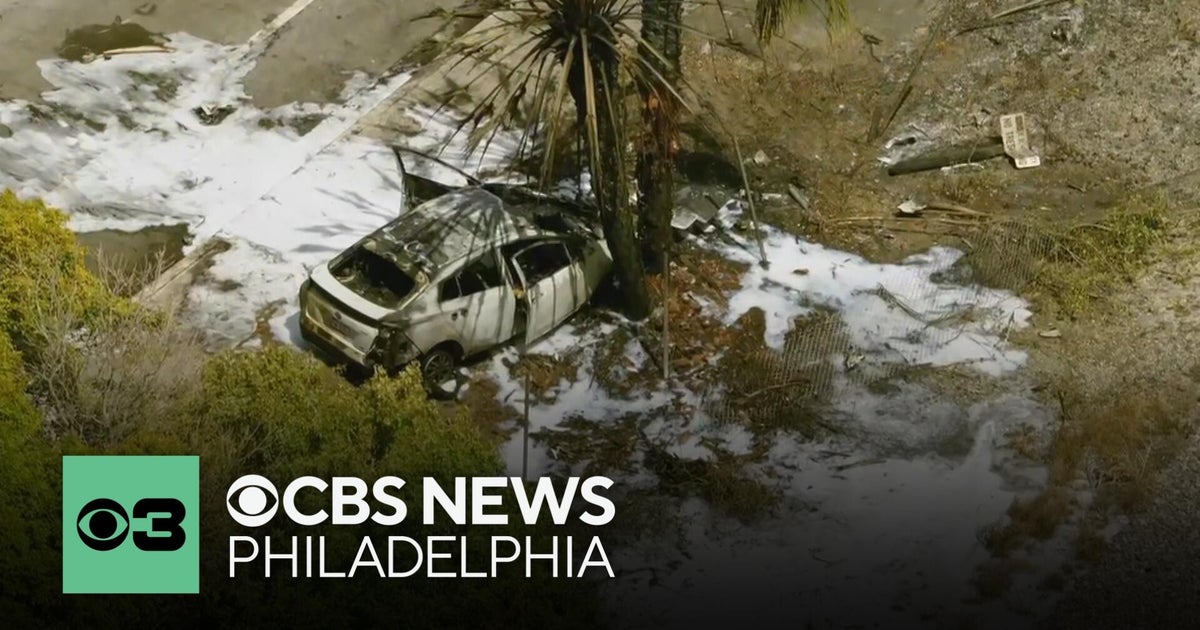 Small plane crashes on road in Boca Raton, Florida - CBS Philadelphia