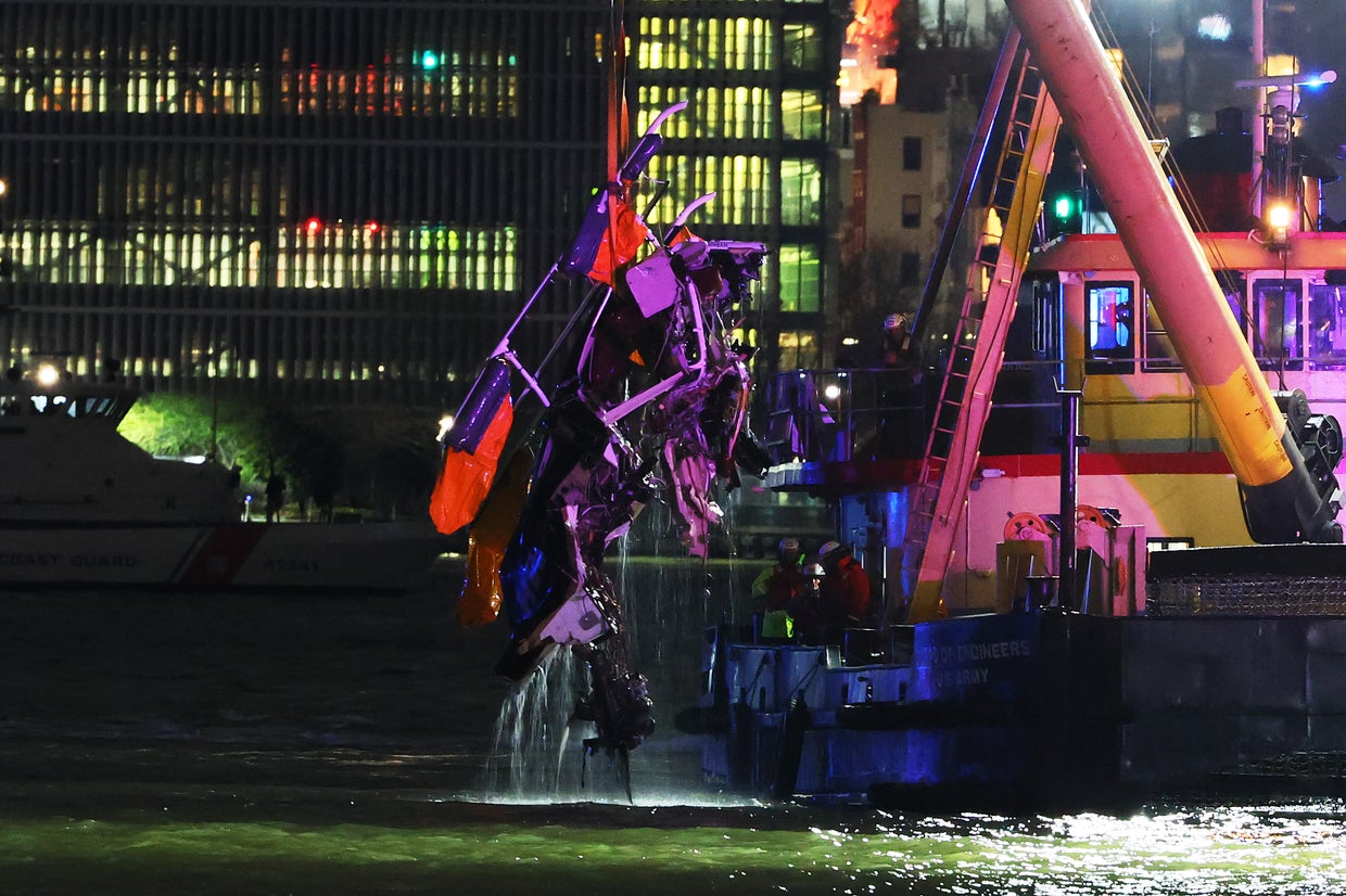 Helicopter Crashes Into New York's Hudson's River