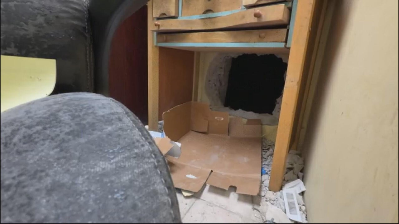 Los Angeles - Thieves tunnel through brick wall and steal millions ...