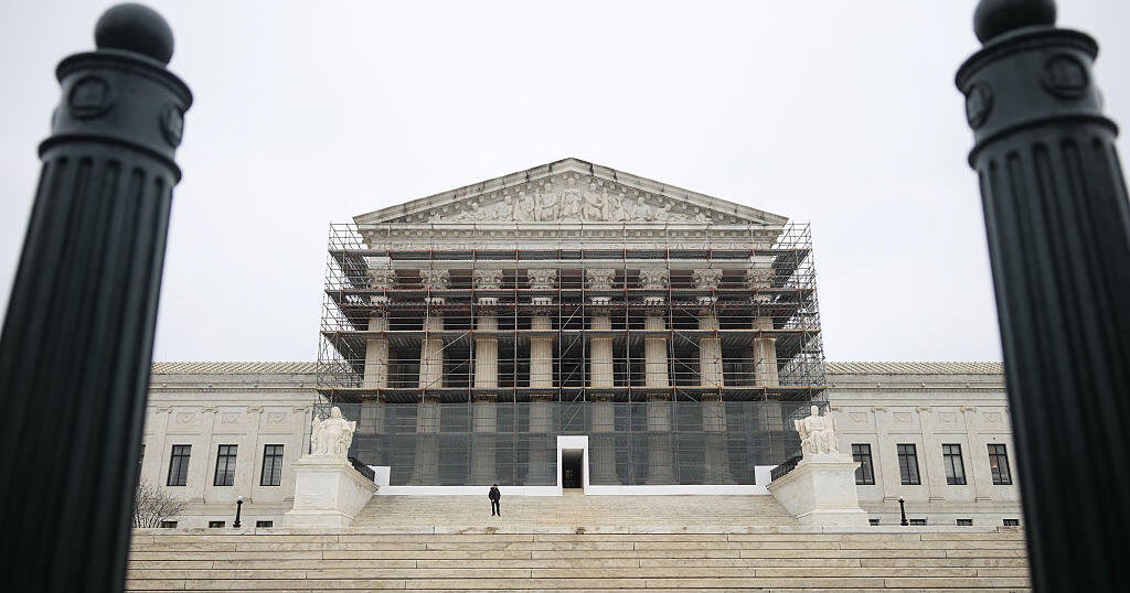 Supreme Court temporarily blocks new deportations under Alien Enemies Act