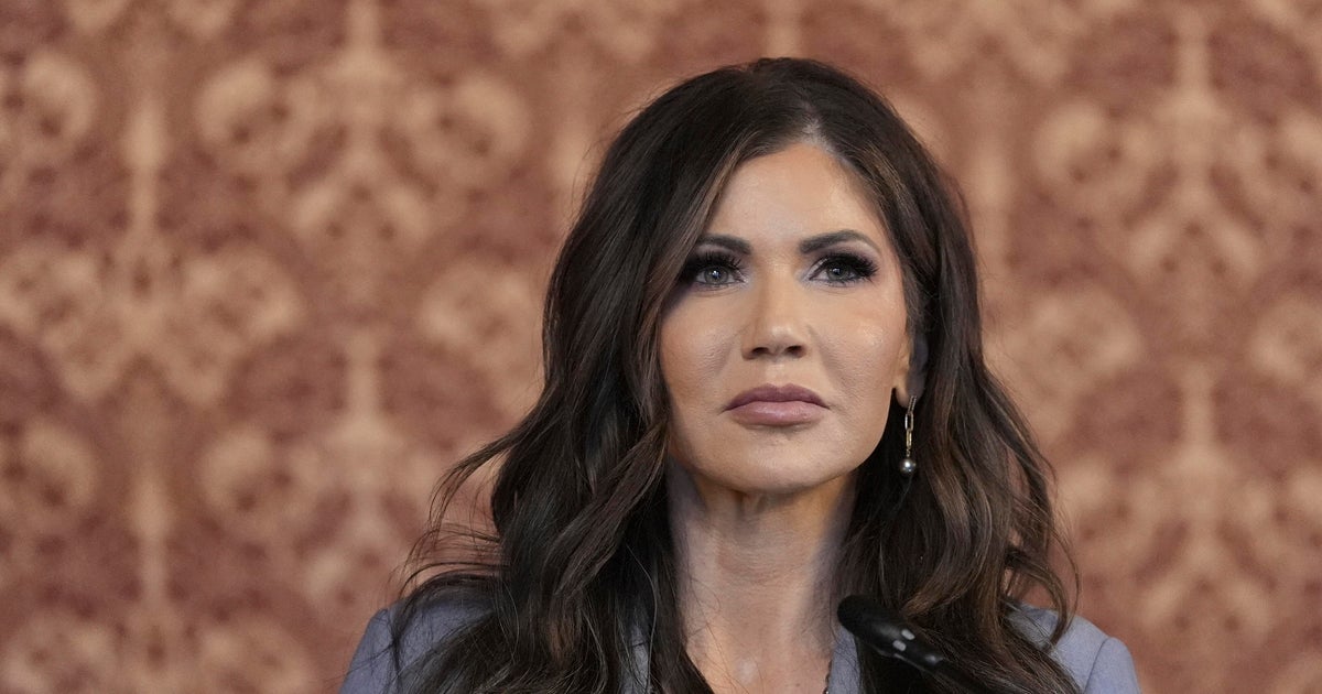 Yetkililer, Kristi Noem'in çantasını çaldığı için tutuklanan 2 şüphelinin ülkede olduğu gibi, diyor