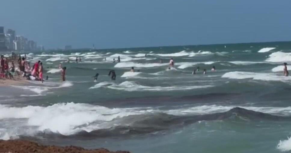 Dangerous rip currents keep rescuers busy on South Florida beaches - CBS Miami