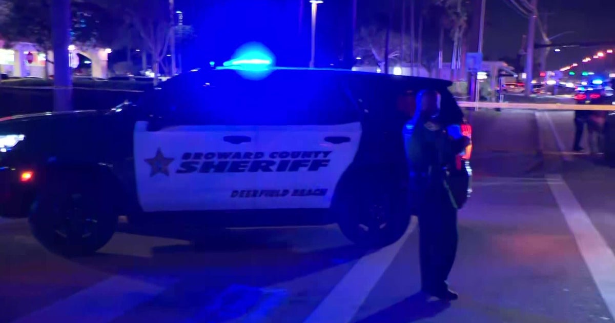 Woman with large knives fatally shot by deputies outside Deerfield Beach Walgreens, authorities say Woman with large knives fatally shot by deputies outside Deerfield Beach Walgreens, authorities say