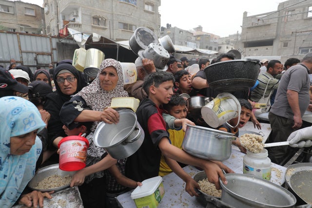 Warm meal distribution to Palestinians in Gaza 