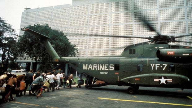 This week "Sunday morning" (27. April) star-news.press/wp Pension Helicopter within the American Embassy, Pad Saigona, Vietnam, 1975 m Rat, 1975