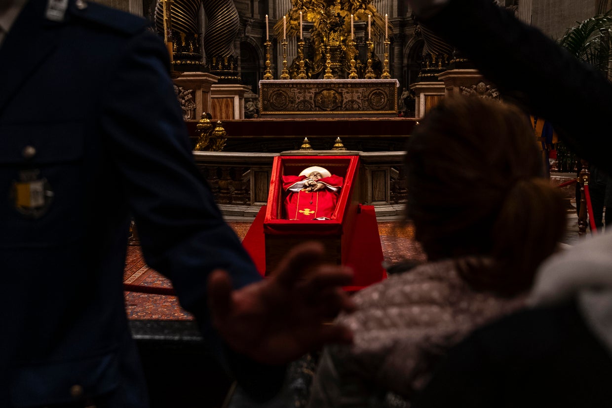Pope Francis's body is in San Pedro for the tribute of the faithful.