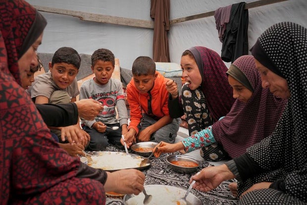 Middle Eastern War feeds families in Gaza