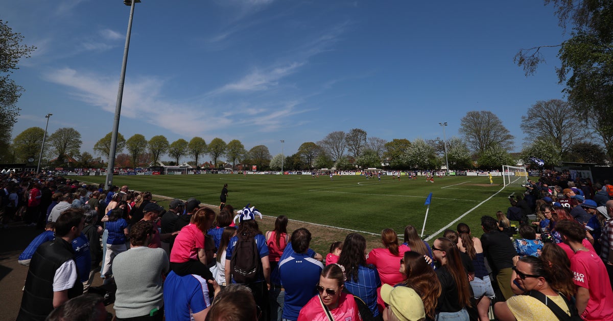 İngiltere Futbol Derneği, kadın futbol takımlarından transseksüel kadın oyuncuları yasaklıyor