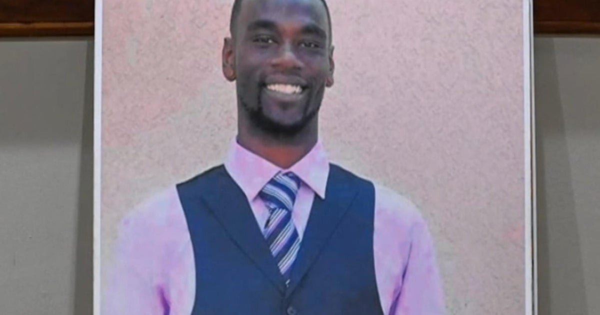 Officer took photo of Tyre Nichols after assault, shared it several times, expert reveals
