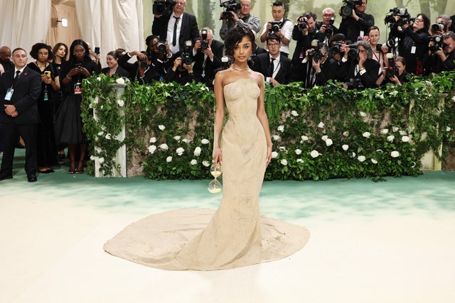 31 iconic Met Gala looks from the best-dressed guests since 1973 - CBS New  York