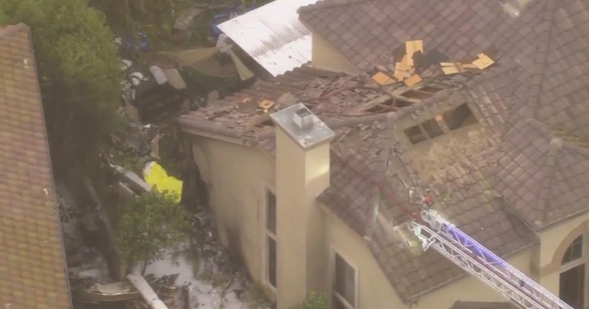 2 killed when small plane crashes into Simi Valley neighborhood