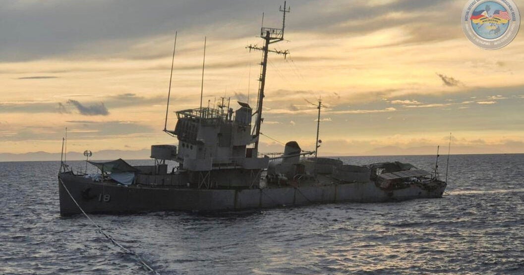ABD-Filipin matkaplarında hedef uygulama olarak batırılmadan önce WWII dönemi gemi batıyor
